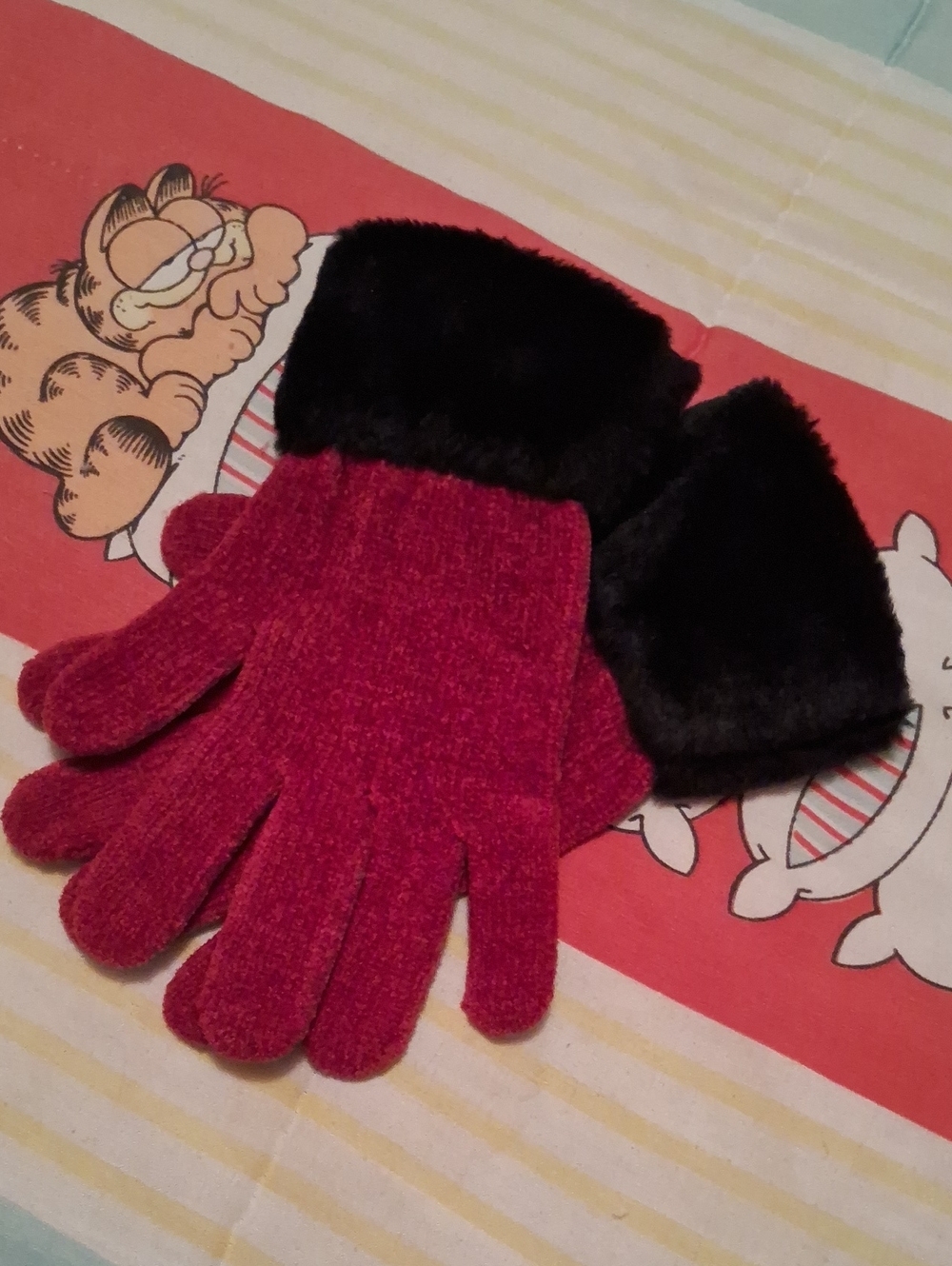 NWOT,Lady's,Vintage 90's, Red,Velour, Knit Gloves with Black Faux Fur Cuff❤️🖤❤️